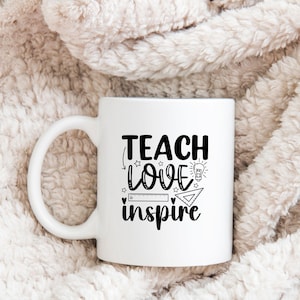 Teach Love Inspire Svg Png File, Insegnante Svg, Scuola Svg, Ritorno a scuola Svg, Maglietta insegnante Svg, Apprezzamento insegnante SVG, File Png Eps Dxf