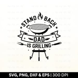 Puede incluir: Diseño gráfico en blanco y negro con el texto "Stand Back Dad is Grilling". El diseño presenta una parrilla, llamas y estrellas.