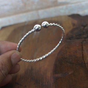 Handgjort armband i sterlingsilver med tvinnat rep - justerbar pärlmanschett