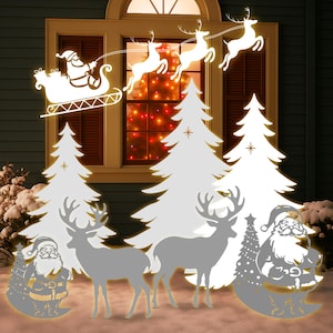 Op de afbeelding: Kerstversiering voor buiten met verlichte silhouetten van de kerstman in een slee, rendieren en kerstbomen. De decoraties zijn wit en grijs, met een warme gloed, waardoor een feestelijke vakantiescène ontstaat.