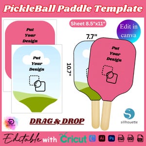 Puede incluir: Una plantilla de pala de pickleball rosa con mango de madera, que mide 19,5 cm de ancho y 27,2 cm de alto. El diseño incluye el texto "Put Your Design" y "Drag & Drop". La plantilla es editable con Cricut.