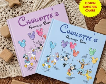 Könnte beinhalten: Zwei quadratische Autogrammbücher mit hellvioletten und hellblauen Einbänden. Jedes Buch zeigt den Text Charlotte's Autograph Book und Illustrationen von Zeichentrickfiguren mit Mickey-förmigen Luftballons. Ein gelber Sternaufkleber trägt den Text CUSTOM NAME AND COLORS.