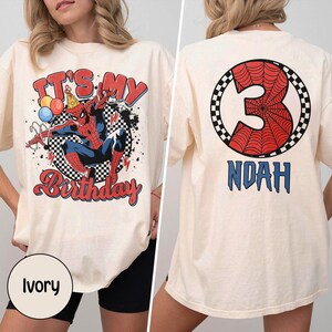 Pu&ograve; includere: T-shirt color avorio con grafica di Spider-Man e la scritta "It's My Birthday" sul davanti. Il retro presenta un grande numero 3 con un disegno a ragnatela e il nome "Noah" in blu.