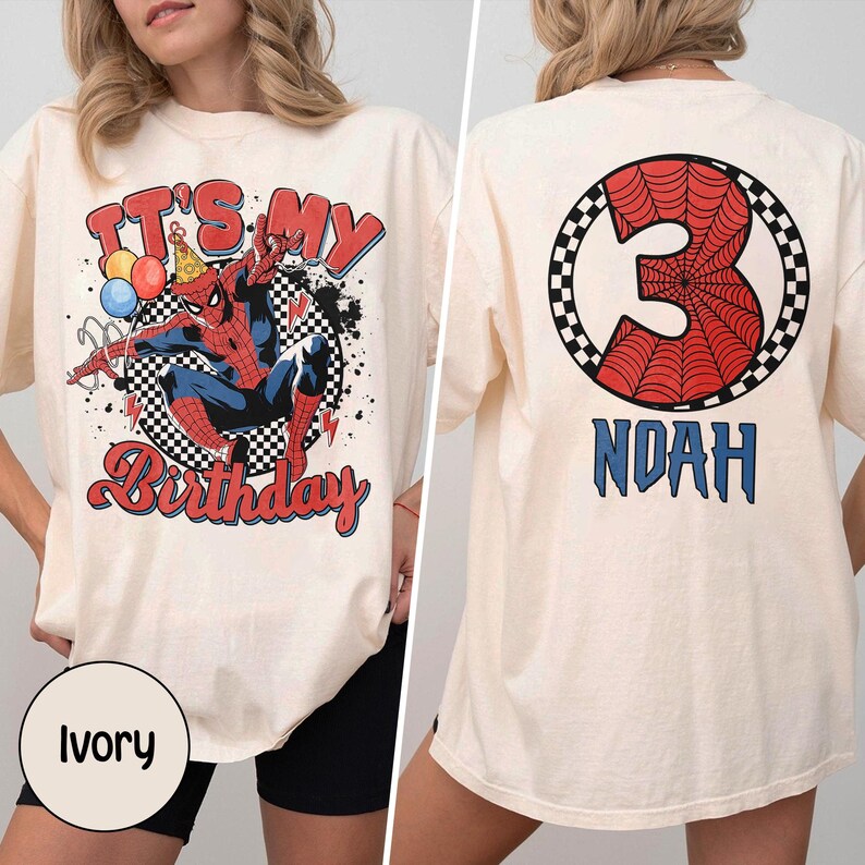 Pu&ograve; includere: T-shirt color avorio con grafica di Spider-Man e la scritta "It's My Birthday" sul davanti. Il retro presenta un grande numero 3 con un disegno a ragnatela e il nome "Noah" in blu.