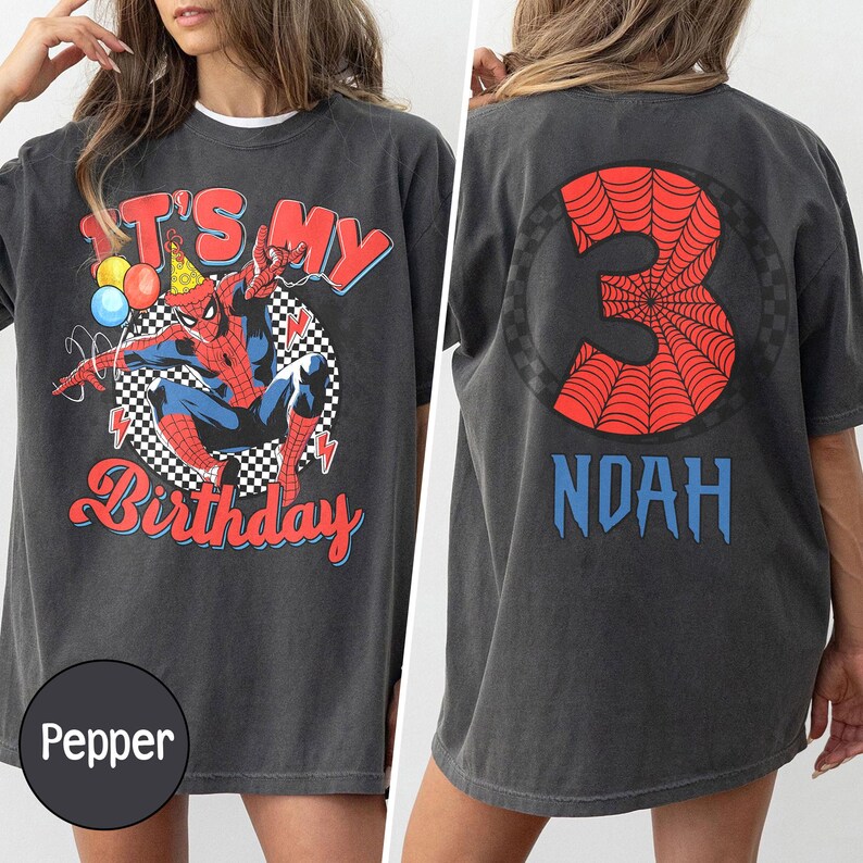 Pu&ograve; includere: T-shirt grigio scuro con grafica di Spider-Man e la scritta "It's My Birthday" sul davanti. Il retro mostra un grande numero 3 con un disegno a ragnatela e il nome "Noah" in blu.