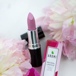 Roze patina natuurlijke lippenstift, veganistisch en dierproefvrij, natuurlijke make-up, glutenvrije lippenstift, lichtroze lippenstift, blauwe ondertoon, roze lippen