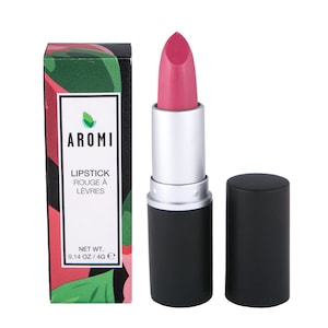 K&ouml;nnte beinhalten: Ein Aromi Lippenstift in einem rosafarbenen Farbton mit einem silbernen und schwarzen R&ouml;hrchen. Der Lippenstift kommt in einer Schachtel mit einem gr&uuml;nen und rosafarbenen Blumendesign. Die Schachtel tr&auml;gt die Aufschrift "Lipstick Rouge &agrave; L&egrave;vres" und "Net Wt. 0.14 oz / 4g".
