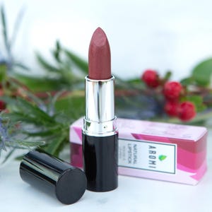 Kastanjebruine natuurlijke lippenstift, veganistische make-up, dierproefvrije schoonheid, bordeauxrode lippen, glutenvrij, biologische lippenstift, kleurstofvrije lippenstift, donkerrood