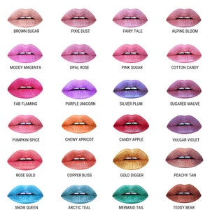 K&ouml;nnte beinhalten: Eine Sammlung von 16 verschiedenen metallischen Lippenstiftfarben, jede mit einem einzigartigen Namen. Die Lippenstifte sind in vier Reihen zu vier angeordnet, wobei jede Reihe ein anderes Farbmotto aufweist. Die Farbt&ouml;ne umfassen braunen Zucker, Pixiestaub, M&auml;rchen, Alpenbl&uuml;te, stimmungsvolles Magenta, Opalrose, rosa Zucker, Zuckerwatte, fabelhaftes Flammen, lila Einhorn, silberne Pflaume, gezuckerter Mauve, K&uuml;rbisgew&uuml;rz, z&auml;her Aprikose, Apfelbonbon, vulg&auml;rer Violett, Ros&eacute;gold, Kupfergl&uuml;ck, Goldgr&auml;ber, Pfirsichbraun, Schneek&ouml;nigin, arktisches Teal, Meerjungfrauen-Schwanz und Teddyb&auml;r.