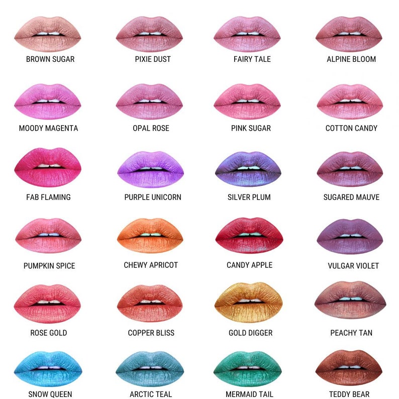 K&ouml;nnte beinhalten: Eine Sammlung von 16 verschiedenen metallischen Lippenstiftfarben, jede mit einem einzigartigen Namen. Die Lippenstifte sind in vier Reihen zu vier angeordnet, wobei jede Reihe ein anderes Farbmotto aufweist. Die Farbt&ouml;ne umfassen braunen Zucker, Pixiestaub, M&auml;rchen, Alpenbl&uuml;te, stimmungsvolles Magenta, Opalrose, rosa Zucker, Zuckerwatte, fabelhaftes Flammen, lila Einhorn, silberne Pflaume, gezuckerter Mauve, K&uuml;rbisgew&uuml;rz, z&auml;her Aprikose, Apfelbonbon, vulg&auml;rer Violett, Ros&eacute;gold, Kupfergl&uuml;ck, Goldgr&auml;ber, Pfirsichbraun, Schneek&ouml;nigin, arktisches Teal, Meerjungfrauen-Schwanz und Teddyb&auml;r.