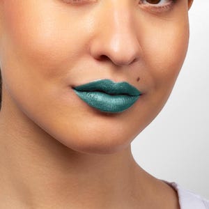 Mermaid Tail Metallic Liquid Lipstick, Shimmery Green Lipstick for Women, Vegan, Long-Lasting, Waterproof