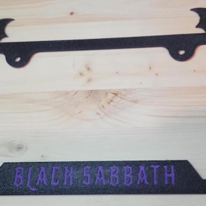 Ozzy Osbourne – Black Sabbath-Nummernschild-Abdeckung Tribut | Schwarz, Lila Text | Black Sabbath Fans | Langlebig und wetterbeständig
