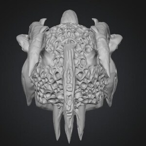 Puede incluir: Representaci&oacute;n en escala de grises de una calavera de criatura tridimensional. La calavera presenta cuernos grandes y curvos, una superficie texturizada y dientes afilados y puntiagudos. El dise&ntilde;o tiene una apariencia org&aacute;nica detallada, que sugiere un tema de fantas&iacute;a u horror.