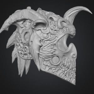 Puede incluir: Un casco de fantas&iacute;a gris claro con intrincadas tallas y un dise&ntilde;o con cuernos. El casco presenta una cara estilizada de drag&oacute;n o demonio con la boca abierta y dientes afilados. El dise&ntilde;o incluye m&uacute;ltiples cuernos y elementos puntiagudos.