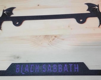 Ozzy Osbourne – Funda para matrícula grabada en homenaje a Black Sabbath / Negro, texto morado / Para fans de Black Sabbath / Duradera y resistente a la intemperie