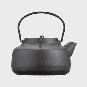 Premium Japanese Cast Iron Camping Kettle | Tetsubin 1.3L – WAKKAS 1300 by OIGEN | Perfect Gift for Outdoor & Tea Lovers | Made in Japan