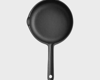 Padella giapponese in ghisa da 20 cm – Fatta a mano da OIGEN / Profonda con beccucci versatori / Ideale per la cucina quotidiana / Prodotta in Giappone