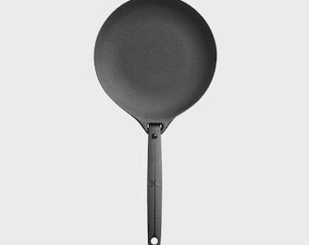 Premium Japanese Cast Iron Skillet | Piato 24cm by OIGEN | Multipurpose Grill Plate & Pan | Authentic Japanese Craft | Made in Japan