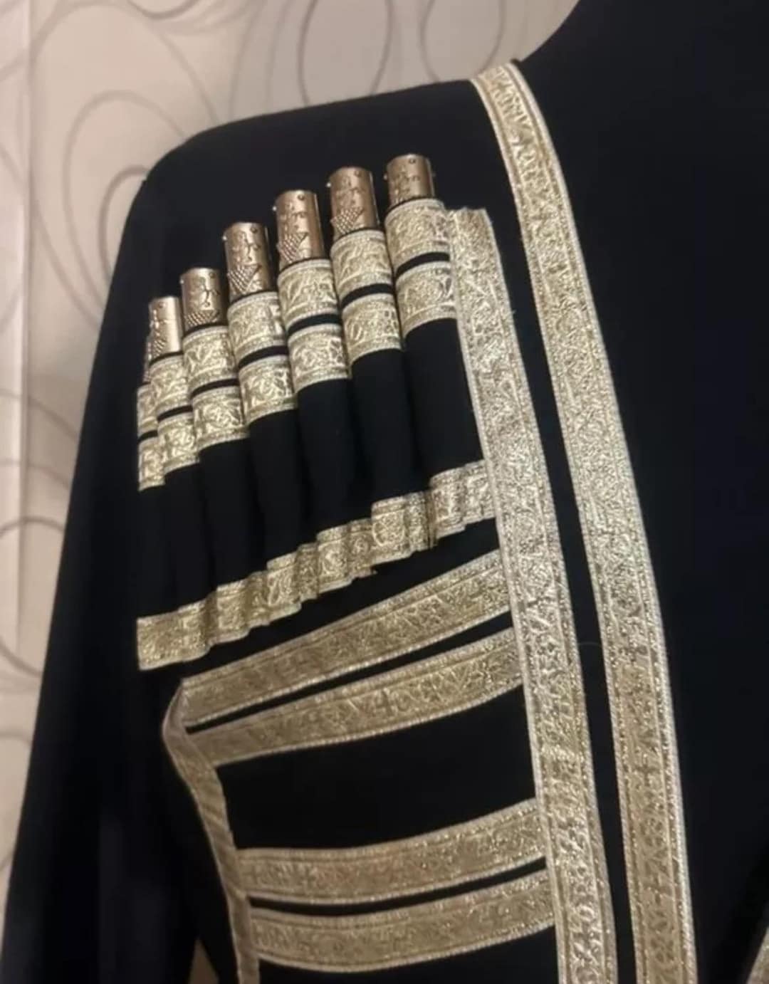Ragazze Non Identificate In Costumi Georgiani Tradizionali Che Posano Nella Folla Del Partito Image79857971