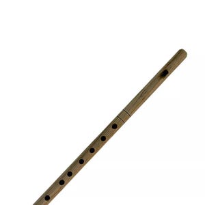 以下が含まれることがあります： 天然木仕上げの竹笛。楽器には、一連の指穴とマウスピースがあります。フルートは伝統的な管楽器で、民俗音楽でよく使用されます。