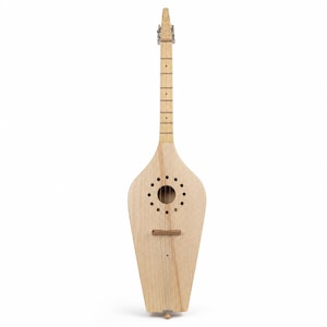 Könnte beinhalten: Ein hellfarbiges Saiteninstrument aus Holz mit birnenförmigem Korpus und langem Hals. Der Korpus hat ein kreisförmiges Schallloch, das von kleineren Löchern umgeben ist. Das Instrument hat Stimmwirbel oben und einen Steg unten.