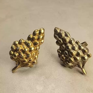 Coppia di anelli per tovaglioli vintage in ottone a forma di uva - Collezione Home Decor - Stoviglie di fine XX secolo