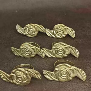Vintage Serviettenringe in Rosenform aus Messing - 6 Stück - Vintage Serviettenringe - Wohnkultur Sammlung - Spätes 20 Jahrhundert Geschirr