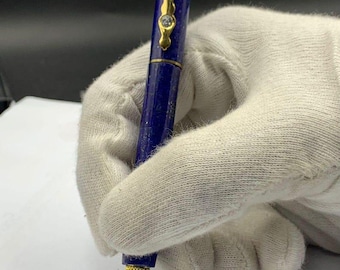 Pisanie niebieskim ogniem: ponadczasowy urok pióra z lapis lazuli
