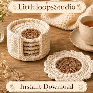 Könnte beinhalten: Ein Set handgefertigter gehäkelter Untersetzer in einem Halter. Die Untersetzer sind cremefarben mit einem braunen Zentrum, das einer Blume ähnelt. Der Halter ist ebenfalls cremefarben. Der Text "LittleloopsStudio" und "Instant Download" ist ebenfalls enthalten.