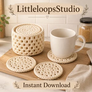 Könnte beinhalten: Ein Set cremefarbener Häkeluntersetzer und ein passender Halter, zusammen mit einer weißen Tasse, auf einem Holzbrett. Die Untersetzer haben ein kreisförmiges, offenes Design. Der Text "LittleloopsStudio" und "Instant Download" sind sichtbar.