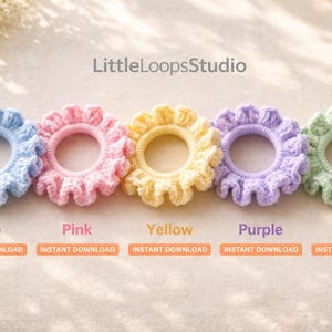 Könnte beinhalten: Fünf handgefertigte Häkel-Haargummis in Blau, Rosa, Gelb, Lila und Grün. Jedes Haargummi hat einen gerüschten Rand und ein passendes Gummiband. Unter jedem Haargummi steht "Blau", "Pink", "Gelb", "Lila" und "Grün".