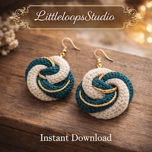 Op de afbeelding: Handgemaakte oorbellen met een uniek knoopontwerp. De oorbellen hebben een combinatie van turquoise en crèmekleurig haakwerk, geaccentueerd met goudkleurig metallic garen. De tekst "LittleloopsStudio" en "Instant Download" zijn zichtbaar.