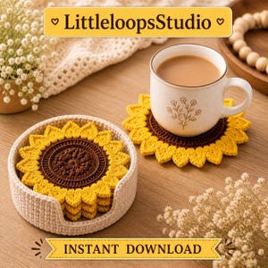 Pode incluir: Conjunto de bases de copos de girassol de crochê em um suporte bege, com uma base de copo combinando sob uma caneca de café. As bases de copos são amarelas e marrons. A imagem inclui o texto "LittleloopsStudio" e "INSTANT DOWNLOAD".