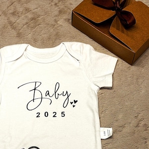 Entzückende Baby Ankündigung Geschenk Set - 2025 Neugeborenen Körper onesie & Schlüsselanhänger, Schwangerschaft offenbaren, Babypartygeschenk