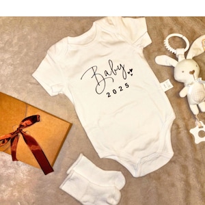 Box cadeauset baby – outfit, sokken en speelgoed baby 2025 – gepersonaliseerde kaart – gratis verzending