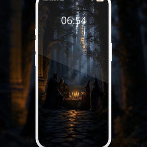 Może przedstawiać: Smartfon z ekranem blokady przedstawiającym mroczny las fantasy, postacie przy stole ze świecami, godzinę 06:54 oraz tekst After hours... Exclusively optimized for your lock screen. Shop the Dark Fantasy Collection.