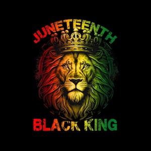 Puede incluir: Un león negro con una corona dorada en la cabeza. La melena del león es roja, amarilla y verde. El texto "Juneteenth Black King" está debajo del león.