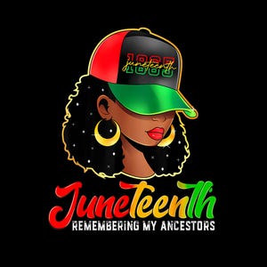 Op de afbeelding: Een digitale illustratie van een zwarte vrouw met krullend haar die een rood, zwart en groene baseballpet draagt met de tekst "Juneteenth 1865" erop. De tekst "Juneteenth Remembering My Ancestors" staat onder de afbeelding.