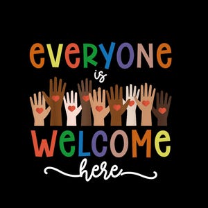 Op de afbeelding: Een kleurrijk ontwerp op een zwarte achtergrond met de tekst "Everyone is Welcome Here". Boven de tekst staan illustraties van handen in verschillende huidtinten, elk met een rood hart.