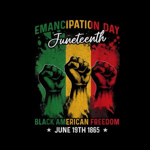 Może przedstawiać: Projekt graficzny celebrujący Juneteenth, święto upamiętniające emancypację zniewolonych Afroamerykanów. Projekt zawiera trzy uniesione pięści, kolorystykę zielono-żółto-czerwoną oraz tekst "Emancipation Day Juneteenth Black American Freedom June 19th 1865".