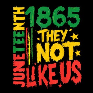 Pode incluir: Um design gráfico preto com as palavras "Juneteenth 1865 They Not Like Us" em amarelo, verde e vermelho. O texto é estilizado com um efeito desgastado e texturizado, com os números e palavras dispostos verticalmente e horizontalmente.