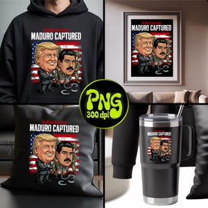 Puede incluir: Una colección de productos con una ilustración de dibujos animados de dos hombres con el texto "MADURO CAPTURED" sobre un diseño de bandera estadounidense. Los productos incluyen una sudadera con capucha negra, una impresión enmarcada, una almohada y un termo negro.