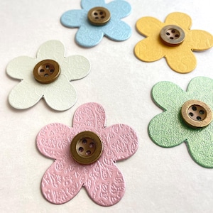 Conjunto de 5 enfeites de flores cortadas para scrapbook com botão de bronze e papel texturizado pastel - materiais para artesanato