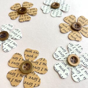 Juego de 6 adornos florales para scrapbooking con botón de bronce y frases "Te amo" impresas en papel blanco roto y kraft. Materiales para manualidades.