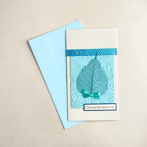 Cartão de felicitações de scrapbook feito à mão, folha de esqueleto, padrão paisley em relevo, folha de ouro, enfeites com citações - cartão em branco