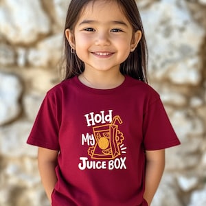 Maglietta per bambini Hold My Juice Box - Slogan divertente - Maglietta con slogan divertente - Maglietta per le vacanze - Maglietta per bambine - Maglietta per bambini - Maglietta estiva - Maglietta regalo