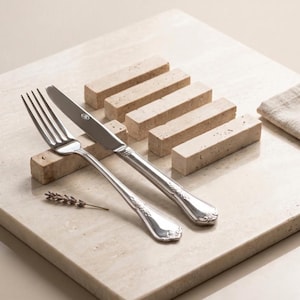 Handgemaakte besteksteun van travertijn: elegant eettafelaccessoire