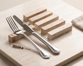 Soporte para cubiertos de travertino hecho a mano: un elegante accesorio para la mesa del comedor.