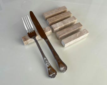 Handgefertigte Besteckablage aus Travertin: Elegantes Esstisch-Accessoire