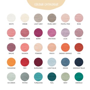 K&ouml;nnte beinhalten: Ein Farbkatalog mit einer Vielzahl von Garnfarben. Das Bild zeigt ein Raster aus kreisf&ouml;rmigen Farbmustern, die jeweils mit einem Farbnamen versehen sind. Die Farben reichen von Wei&szlig; und Creme bis hin zu verschiedenen Rosa-, Blau-, Gr&uuml;n- und Oranget&ouml;nen. Der Text "COLOUR CATALOGUE" befindet sich oben.